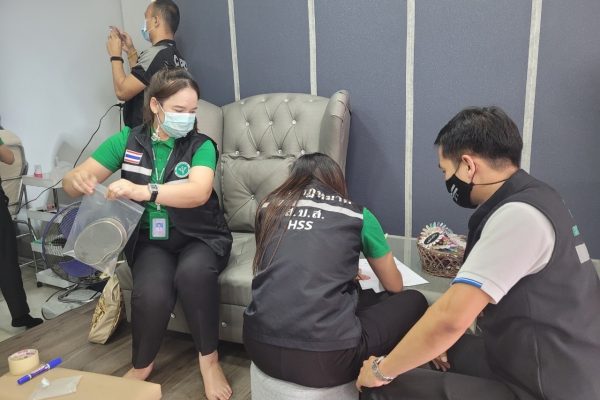 กรม สบส.สนธิกำลังตำรวจ บก.ปคบ. บุกรวบหมอกระเป๋า เดินสายฉีดหน้าทั่วสมุทรสงคราม